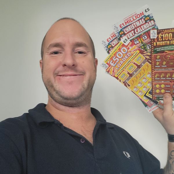 alan-pinder-scratch-cards-winner.jpg – Titan Prizes